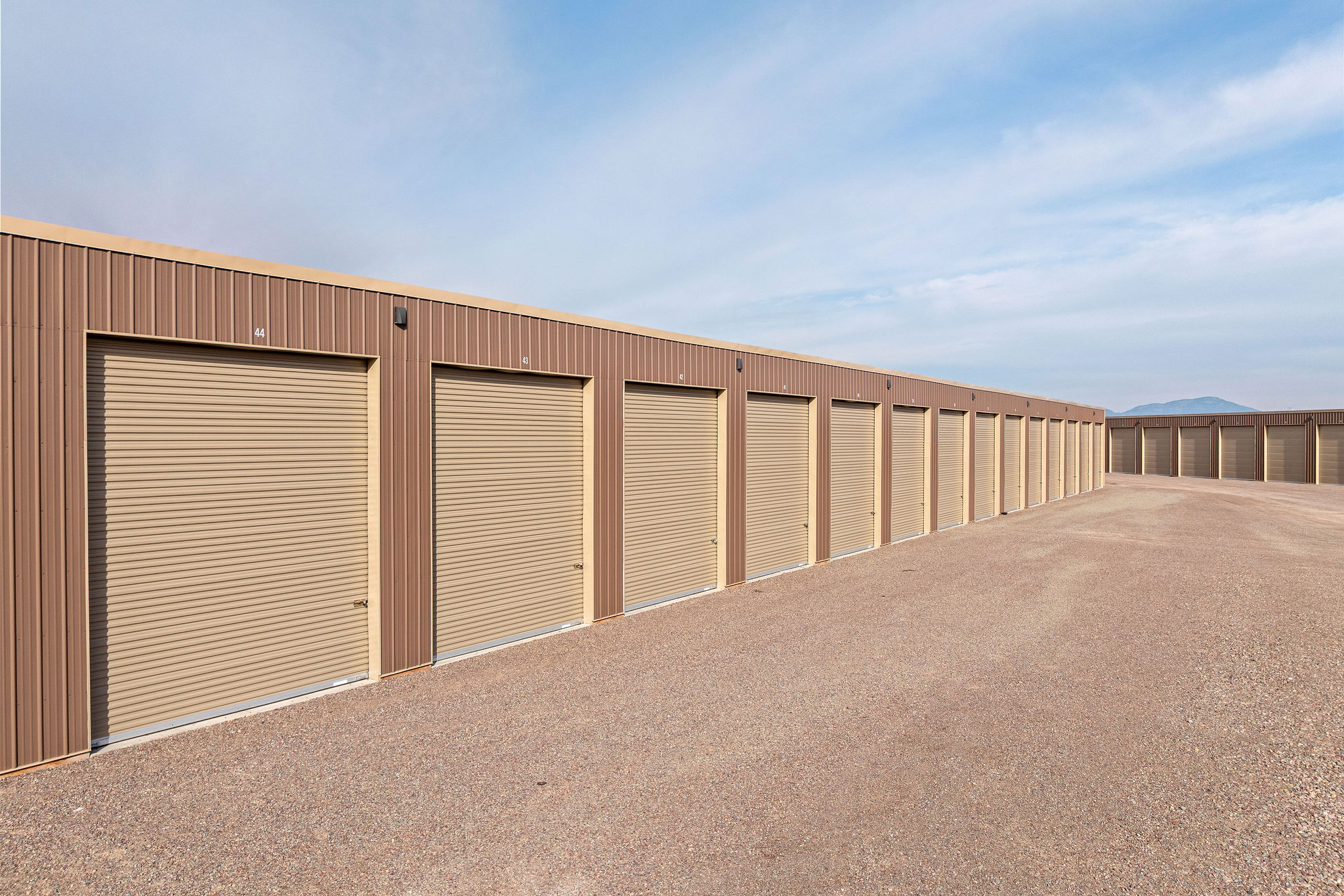 Storage facility drive aisle